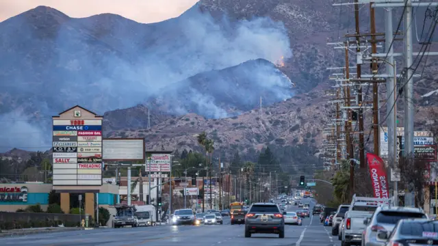 Fumaça nas montanhas da Califórnia causada por incêndios florestais