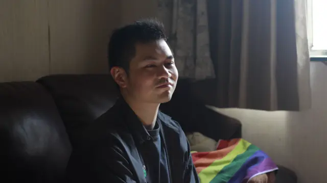 Nick Infinger，旁边有彩虹旗。