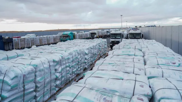 humanitarna pomoć na kamionima u dugoj koloni