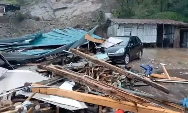 မြေပြိုလို့ ပျက်စီးသွားတဲ့ စာသင်ကျောင်း