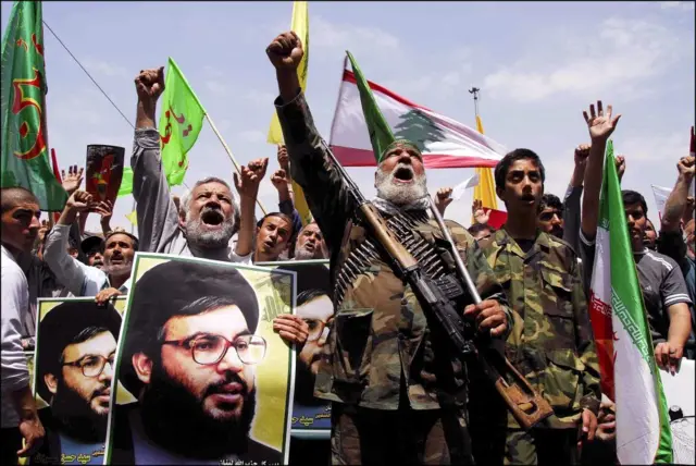 Militantes de Hezbolá en Líbano portando armas.