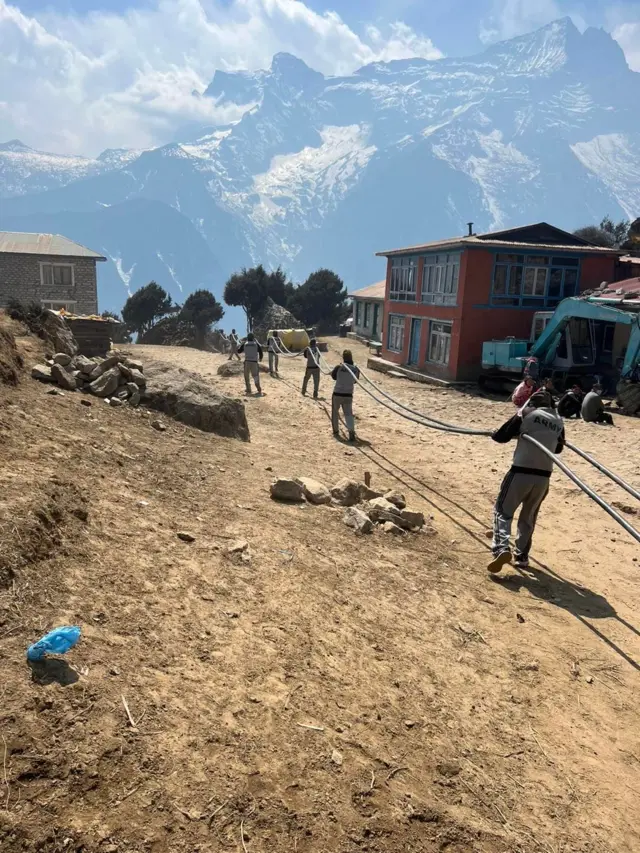 खुम्बु क्षेत्रमा बिजुलीको तार लग्दै