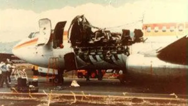 24,000 அடியில் பறந்த விமானத்தில் இருந்து தூக்கி வீசப்பட்ட பணிப்பெண்; மேற்கூரை பிய்ந்த விமானத்திற்கு என்ன ஆனது?