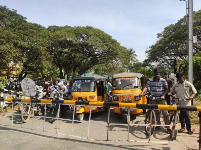 வாணியம்பாடி: 40 ஆண்டுகளாக ரயில்வே மேம்பாலம் வேண்டி போராடும் மக்கள் - விடியல் கிடைக்குமா?