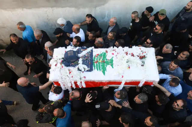 مشَيّعون يحملون نعش الصحفية آمال خليل، التي قُتلت في ضربة إسرائيلية يوم الأربعاء، خلال جنازتها في بلدة البيسارية، لبنان، 23 أبريل/نيسان 2026.