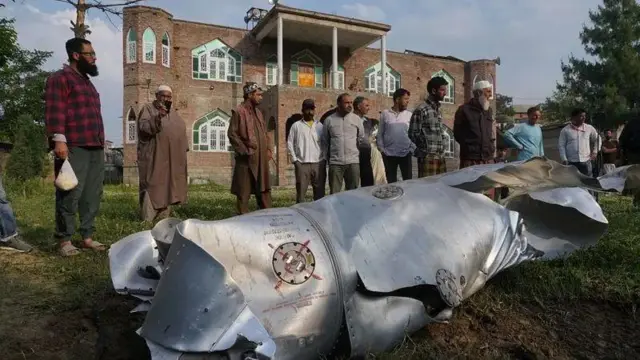 Жителі села біля уламків імовірно збитого літака