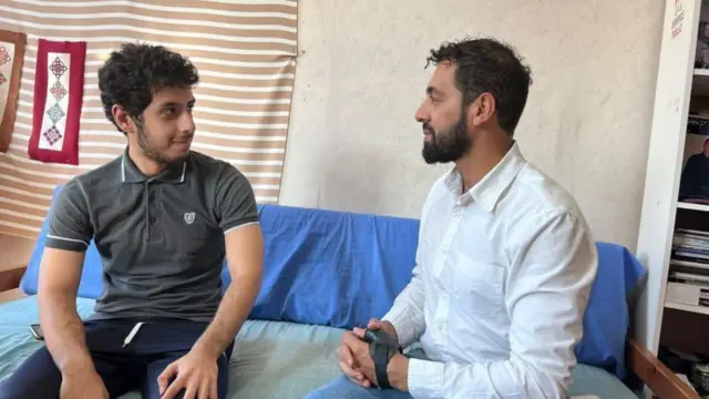علی رحمانی (راست) در کنار بهمن کلباسی