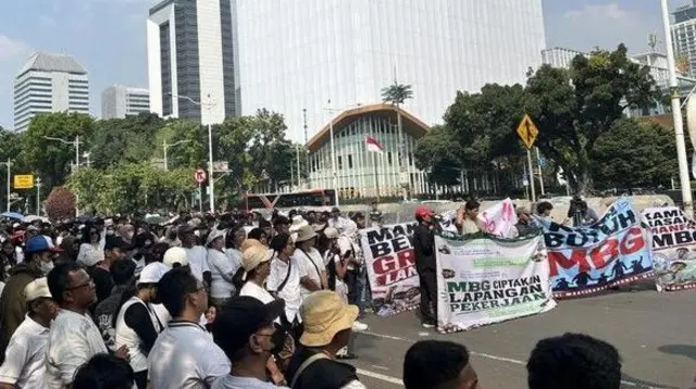 Sekelompok massa menggelar unjuk rasa di kawasan Patung Kuda, Jakpus. Mereka meminta agar program Makan Bergizi Gratis (MBG) terus dilanjutkan. 