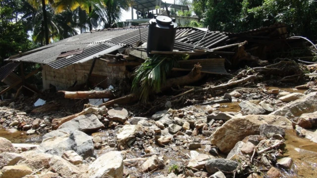 නාය යාම් හා ජල ගැලීම්වලට හසුවූ නිවාස