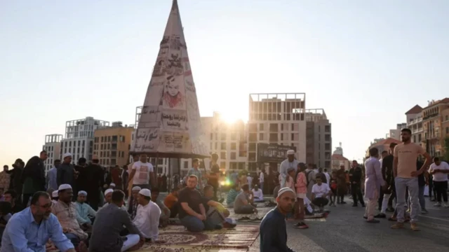 تجمع الناس بعد صلاة العيد الأولى أمام مسجد الأمين في وسط بيروت في لبنان