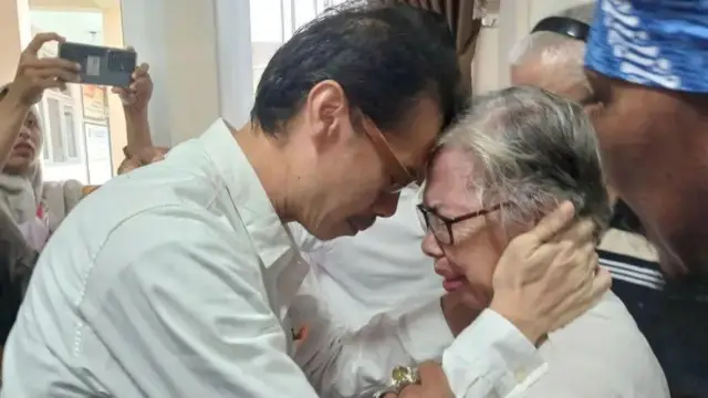 Daniel Frits Maurits Tangkilisan (kiri) memeluk ibunya Marjorie Tangkilisan (kanan) seusai sidang vonis di Pengadilan Negeri Kabupaten Jepara.