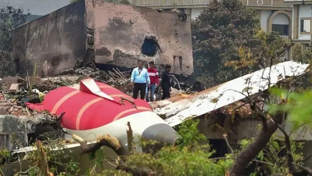 अहमदाबादमध्ये वैद्यकीय महाविद्यालयाच्या हॉस्टेलच्या इमारतीवर विमान कोसळलं होतं