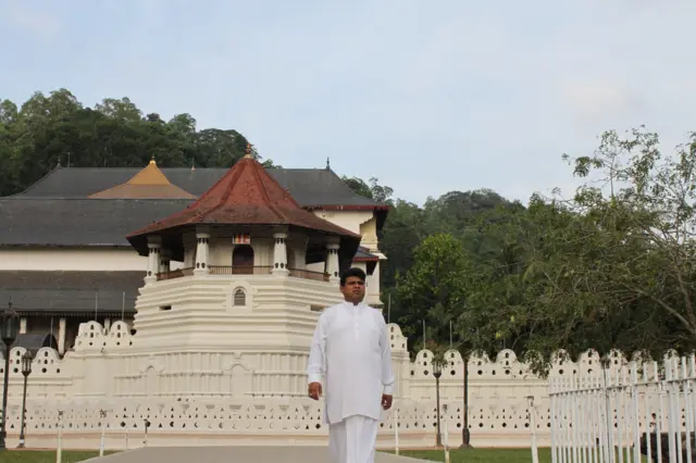 ප්‍රදීප් නිලංග දෑල දළදා මාලිගාව ඉදිරිපස සිටින අයුරු