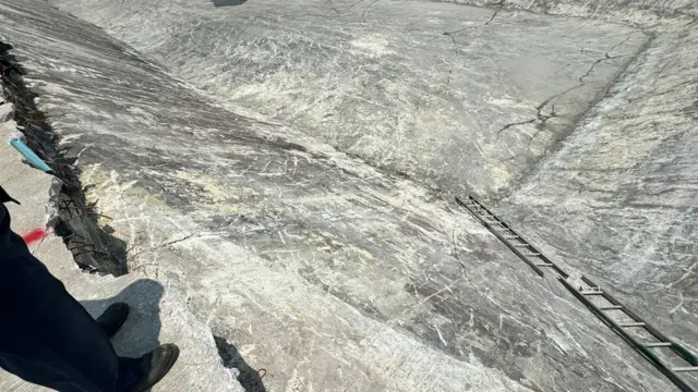 รอยแตกร้าวบริเวณบ่อฝังปลับกากตะกอนแร่