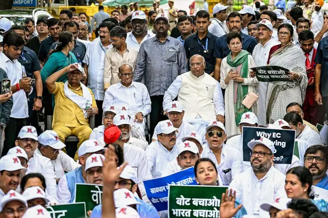 রাস্তাতেই ধরনায় বসেছেন ইন্ডিয়া জোটের নেতা মল্লিকার্জুন খাড়্গে, শরদ পাওয়ার প্রমুখ