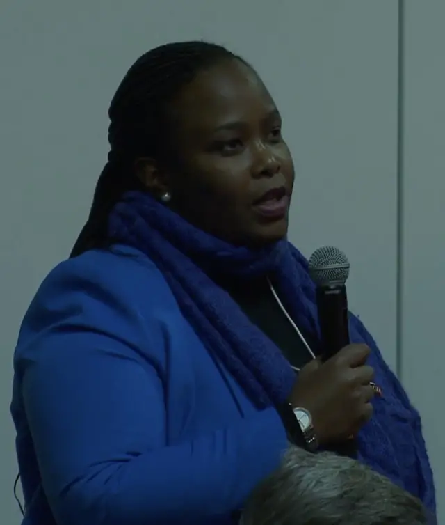 Claire Akamanzi - uri mu bagize guverinoma y'u Rwanda - abaza ikibazo Perezida Tshisekedi i Davos