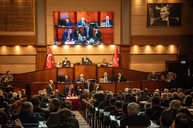 İBB Meclisi'ndeki bir oturuma katılan meclis üyeleri