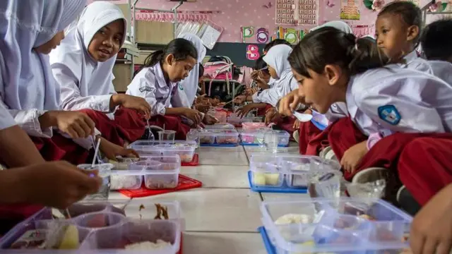 Pelajar menyantap makanan saat program makan bergizi gratis di SDN 3 Cipatat, Kabupaten Bandung Barat, Jawa Barat, Kamis (24/10/2024).