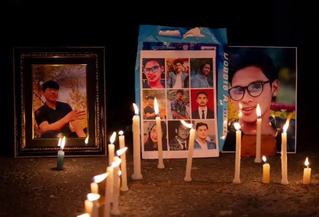 जेन जी आन्दोलनका क्रममा मारिएका व्यक्तिको सम्झनामा काठमाण्डूमा आयोजित कार्यक्रममा केही मृतकका तस्बिरका अगाडि मैनबात्ती बालिएको थियो