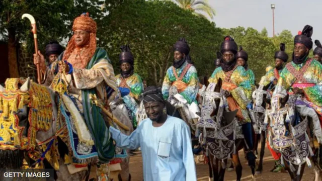 Aworan awọn to gun ẹṣin pẹlu lawani lori