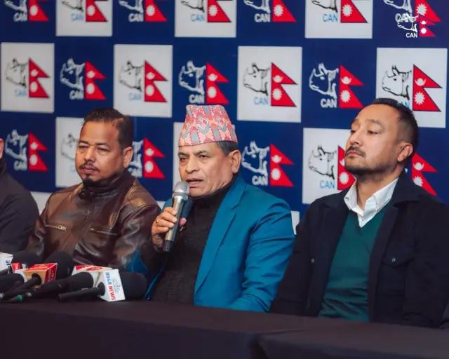 क्यान पदाधिकारीहरु अध्यक्ष चतुरबहादुर चन्द बीचमा र सचिव पारस खड्का दायाँ (फाइल फोटो)