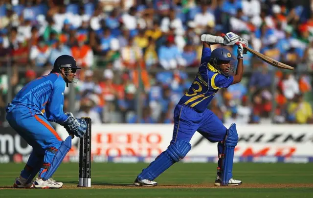 विश्व कप के फाइनल में शॉट लगाता एक श्रीलंकाई क्रिकेटर.