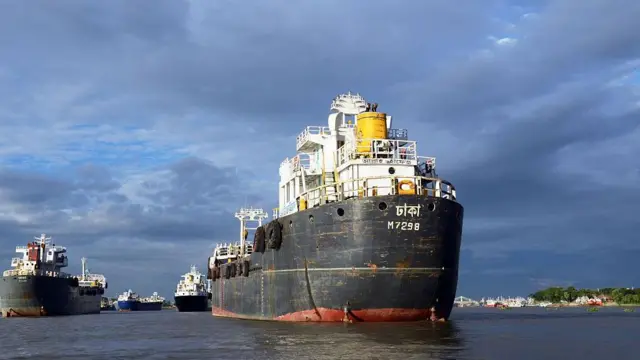 দেশের প্রথম এবং একমাত্র গভীর সমুদ্রবন্দর স্থাপনের জন্য ১৭ হাজার ৭৭৭ কোটি টাকা ব্যয়ে মাতারবাড়ী বন্দর উন্নয়ন প্রকল্প গ্রহণ করা 