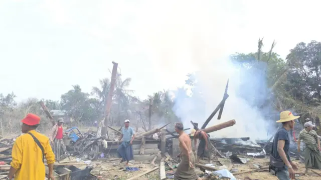 ကောလင်းမြို့နယ်၊ လျှော်ဖြူကုန်းကျေးရွာ ဧပြီ ၁၁ ရက် လေကြောင်းတိုက်ခိုက်ခံရတာကြောင့် အမျိုးသမီးနှစ်ယောက် သေဆုံးသွားပါတယ်။