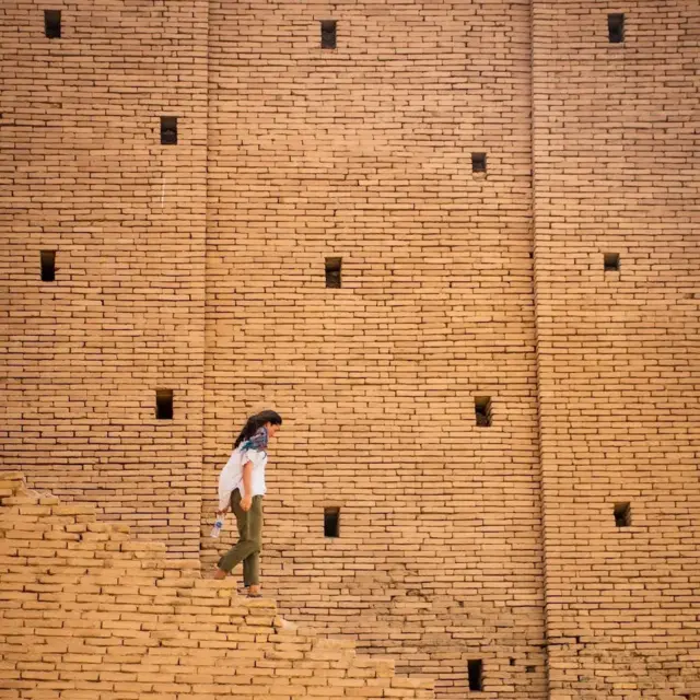 Geena Truman marchant sur les escaliers.