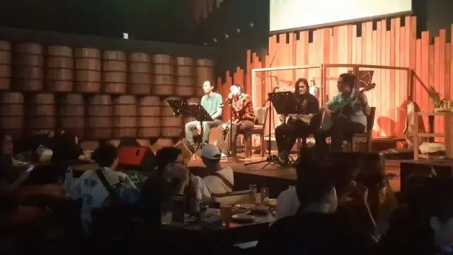 ရန်ကုန်က ဘားတစ်ခုမှာ Unplugged တီးဝိုင်း နဲ့ ဖျော်ဖြေနေမှု ( ပုံဟောင်း)