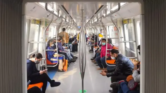 மெட்ரோ ரயில் முத்தம்