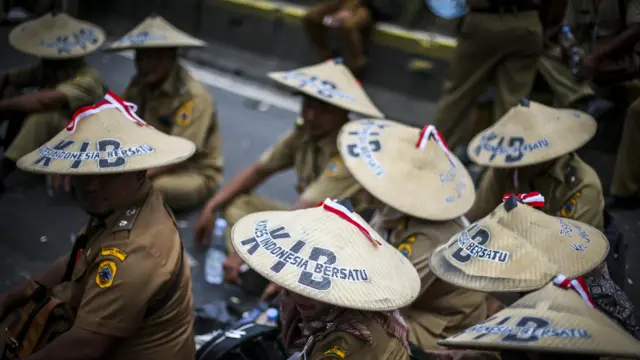 Massa dari Papdesi berunjuk rasa di depan Gedung DPR, Senayan, Jakarta, tanggal 17 Januari. Mereka menuntut pemerintah dan DPR merevisi aturan masa jabatan kepala desa dari 6 tahun menjadi 9 tahun per periode. 