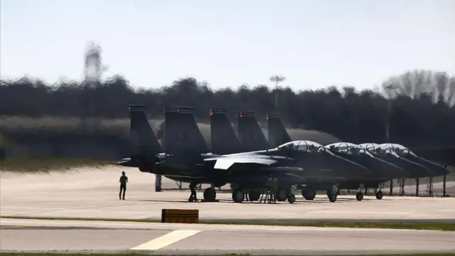 Caças dos EUS sobre o asfalto de uma base