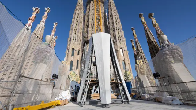 Часть креста перед тем, как ее водрузили на центральную башню храма