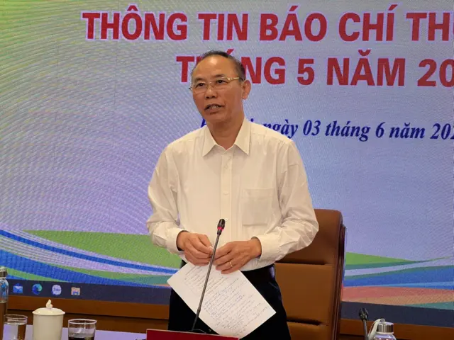 Hôm 3/6, Thứ trưởng Bộ Nông nghiệp và Môi trường Phùng Đức Tiến phải làm rõ ai là người đóng dấu kiểm dịch con heo trong hình ảnh lan truyền và khẳng định xử lý đến cùng về vụ C.P. Hôm 3/6, Thứ trưởng Bộ Nông nghiệp và Môi trường Phùng Đức Tiến phải làm rõ ai là người đóng dấu kiểm dịch con heo trong hình ảnh lan truyền và khẳng định xử lý đến cùng về vụ C.P.