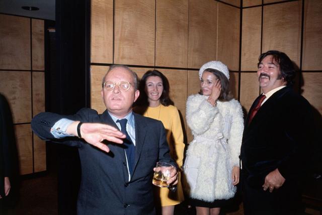 Capote (izquierda) era amigo de varias mujeres de la alta sociedad, incluida Lee Radziwill (centro derecha), la hermana de Jackie Kennedy.