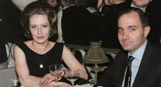 
Versão colorizada com IA de uma fotografia histórica em preto e branco que mostra o agente de inteligência egípcio Refaat Al-Gammal (à direita), com sua esposa Waltraud (à esquerda). A foto foi tirada no verão de 1964