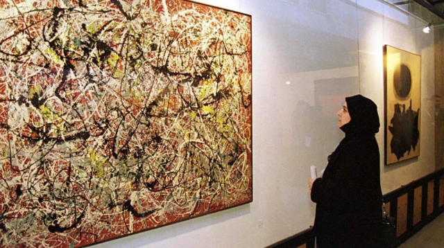 Amerikan çağdaşları arasında sıçratma tekniği ile farklılaşan Jackson Pollock’ın soyut eseri de Tahran’da sergileniyor.
