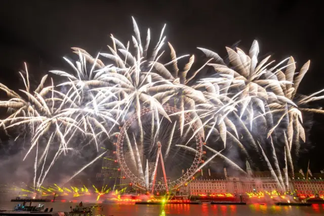 Лондондун Темза дарыясынын жээгиндеги көз жоосун алган фейерверктер