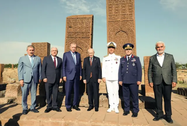BBP Genel Başkanı Mustafa Destici, Milli Savunma Bakanı Yaşar Güler, Cumhurbaşkanı Recep Tayyip Erdoğan, MHP Genel Başkanı Devlet Bahçeli, Deniz Kuvvetleri Komutanı Ercüment Tatlıoğlu, Hava Kuvvetleri Komutanı Ziya Cemal Kadıoğlu ve HÜDA PAR lideri Zekeriya Yapıcıoğlu Malazgirt Savaşı'nın 953. yıl dönümü etkinlikleri için gittikleri Ahlat'ta.