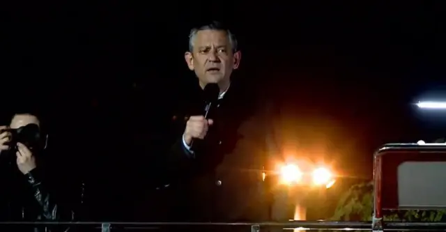 mitingde konuşma yapan CHP lideri Özgür Özel 