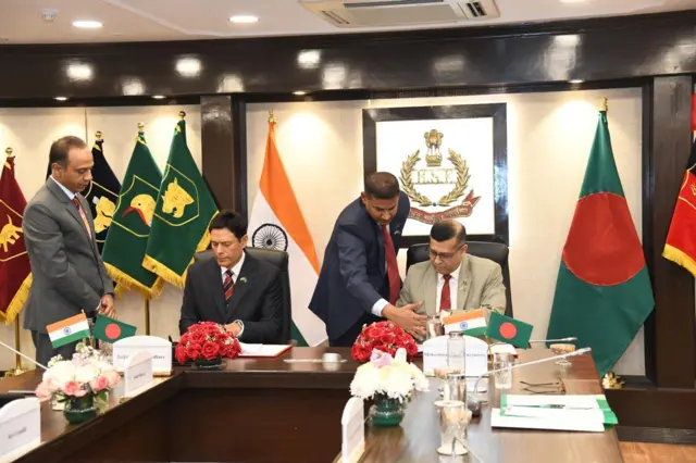 দিল্লিতে বিএসএফ-বিজিবি বৈঠকের শেষে যৌথ স্মারকে সই করছেন দুই বাহিনীর প্রধান