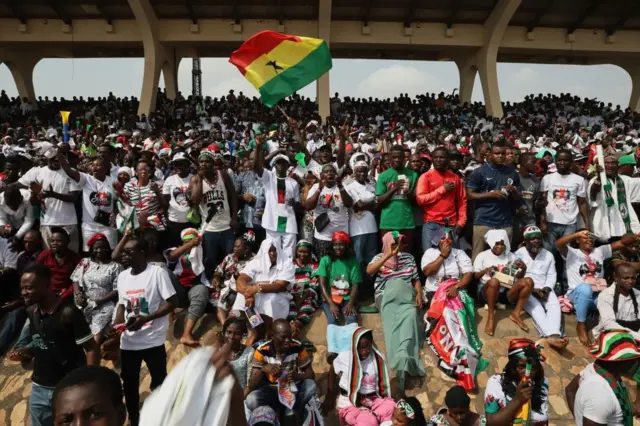 Les Ghanéens applaudissent l'arrivée du président John Mahana, lors de son investiture en tant que nouveau président du Ghana sur la place de l'Indépendance à Accra, le 7 janvier 2025. 