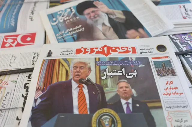 صحيفة إيرانية تحمل صورة غلاف للرئيس الأمريكي دونالد ترامب ومبعوث الولايات المتحدة إلى الشرق الأوسط ستيف ويتكوف، في طهران، إيران، 11 مايو/أيار 2025. 