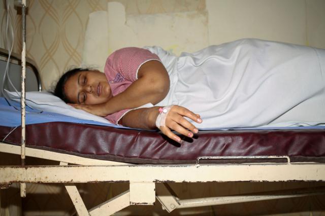 Mulher internada em hospital com febre alta e cansaço