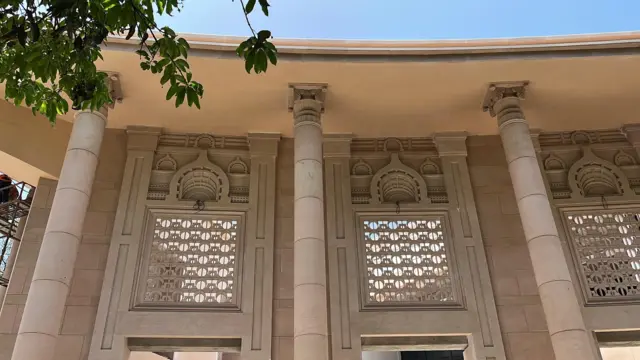 2015 मध्ये पंतप्रधान नरेंद्र मोदी यांच्या हस्ते स्मारकाचे भूमिपूजन झाले आणि पुढे कामास सुरुवात झाली. मात्र 2026 उजाडलं तरीही हे काम पूर्ण झालेलं नाही.