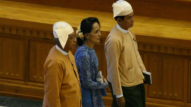 နိုင်ငံတော်အတိုင်ပင်ခံပုဂ္ဂိုလ်ဒေါ်အောင်ဆန်းစုကြည်ကို NLD သမ္မတတွေဖြစ်ခဲ့ကြတဲ့ ဦးထင်ကျော်၊ ဦးဝင်းမြင့်တို့နဲ့အတူ တွေ့ရစဥ်