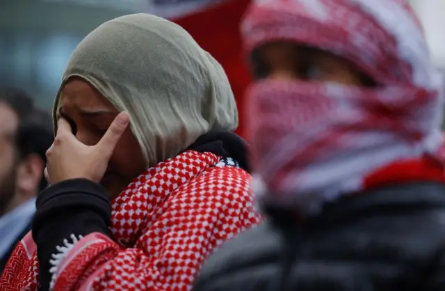 Otu nwaanyị bere akwa ka ọ na-ege okwu a na-ekwu n'obodo Boston mba Amerịka