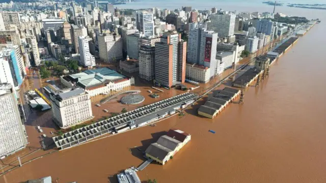 Vista aérea da cidaderobo para aposta esportivaPorto Alegre quando foi atingida pelas enchentes neste ano