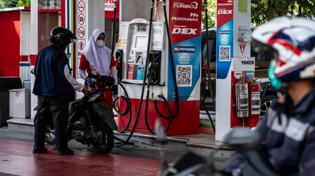 Petugas melayani pengisian bahan bakar minyak (BBM) jenis Pertamax di SPBU Pertamina Jalan Veteran, Semarang, Jawa Tengah, Rabu (10/6/2026).